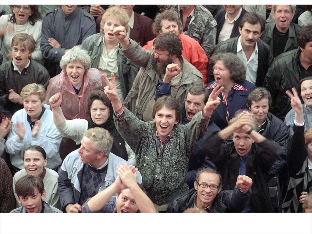Радуются окончание. Толпа ликует 90. Государственный комитет по чрезвычайному положению фото. Народ целует руки Ельцину. 19-21 Августа 1991 событие.