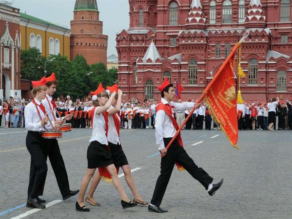 Сегодня день пионерии. Пионеры на красной площади СССР. Современные пионеры. Пионерский марш. Вынос Знамени у пионеров.