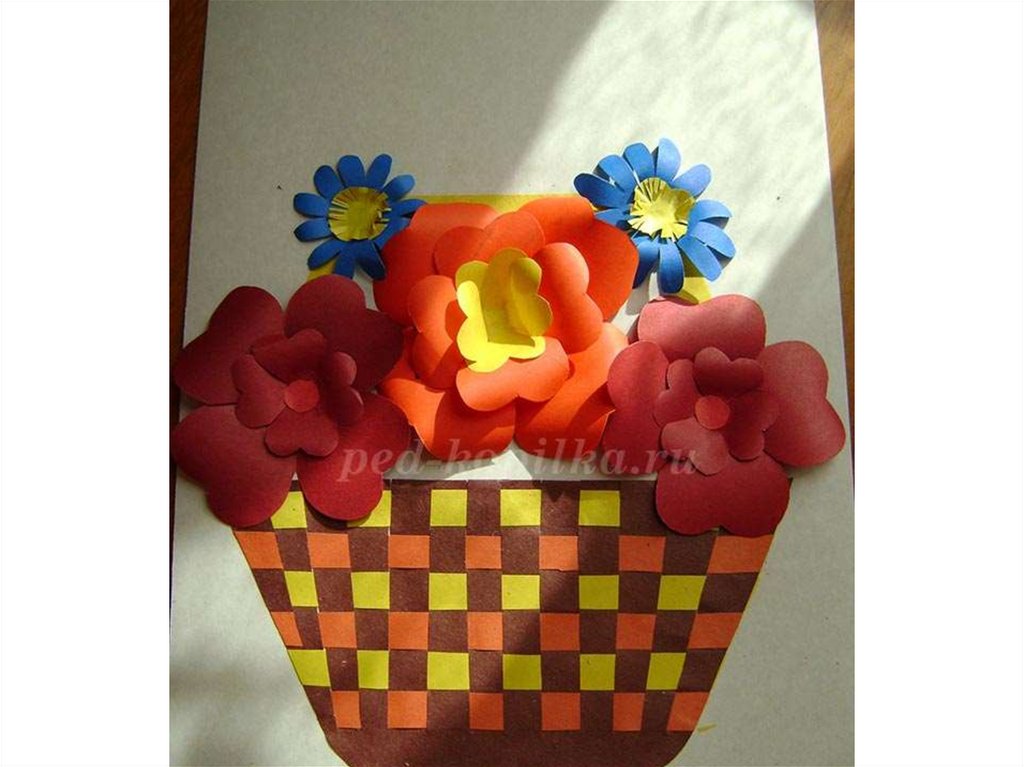 Плетеная открытка 4. Поделка корзина с цветами. Объемная ваза с цветами. Поделка корзинка с цветами из бумаги. Корзинка с цветами из цветной бумаги.