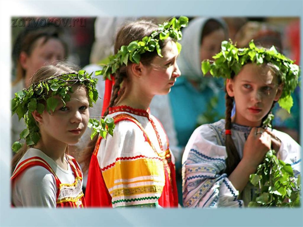 Венки народ. Венок на Троицу. Троица праздник венок. Веночки на Троицу. Девушки плетут венки на Троицу.